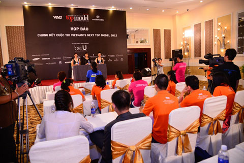 Experience-organizing-press-conference-seminar-2